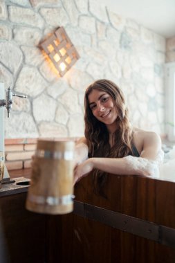 Mutfaktaki kadın. Banyodaki genç kız.