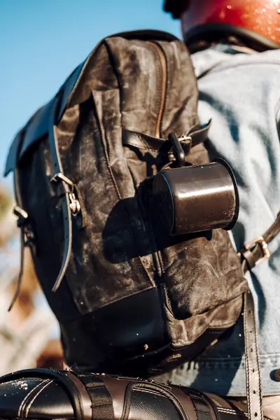 Ormanda bisikleti olan sırt çantalı bir adam.