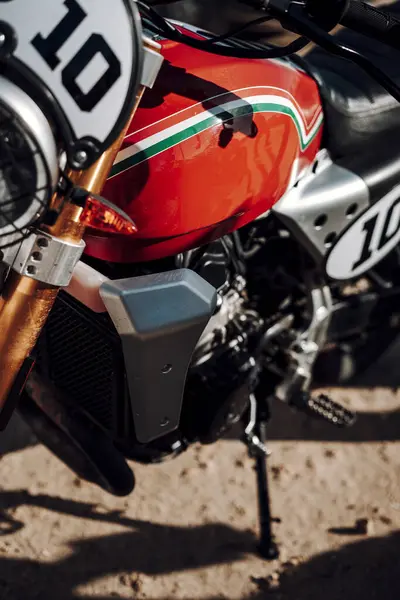 Bir motosiklet motoruna yakın çekim