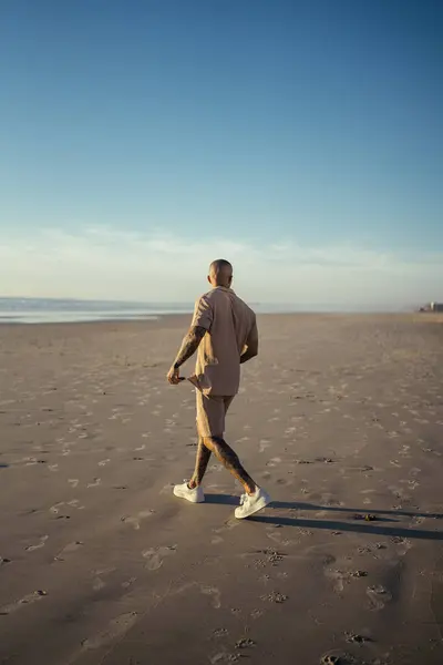 Son sınıf öğrencisi alacakaranlıkta sahilde koşuyor.