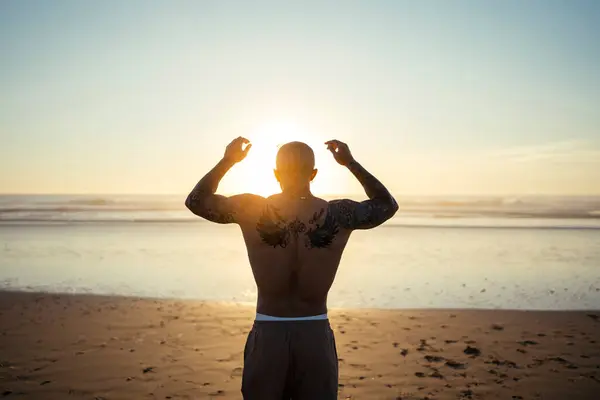 Kafasında dövme olan bir adam.