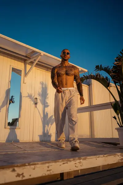 Şehirde dövmeli genç bir adam var..