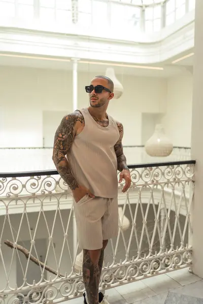 Beyaz gömlekli ve siyah pantolonlu genç adam.