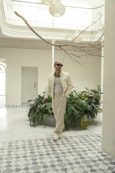 Beyaz takım elbiseli genç adam.