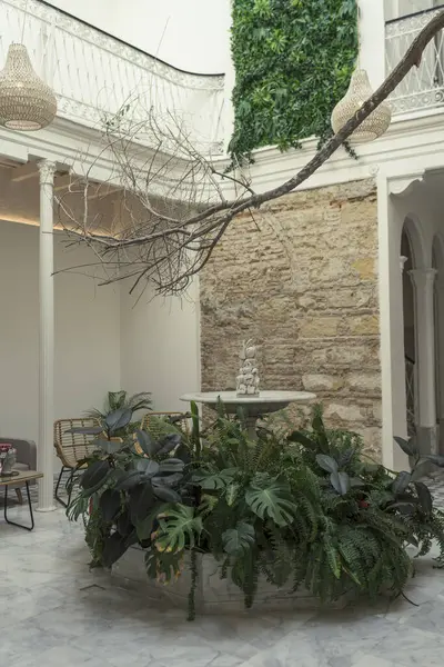 Modern bir otelin içinde.