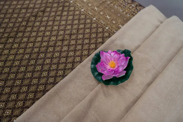 Güzel bir nilüfer çiçeğinin dikey çekimi ahşap bir zemin üzerinde bulanık bir arka plan ile