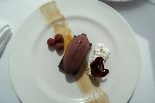 Kremalı ve ahududulu çikolatalı mus.