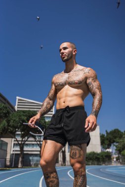 Ellerinde dövmesi olan yakışıklı bir gencin portresi.