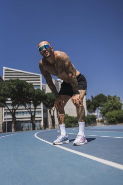 Dövmeli ve dövmeli genç bir adam..