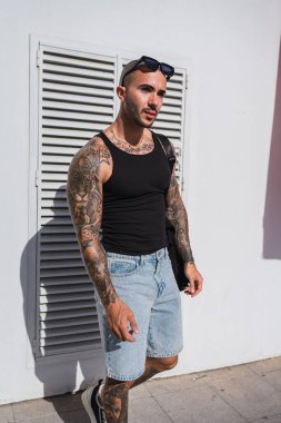 Yakışıklı adam şehirde poz