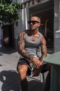 Genç adam şehirde dinleniyor.