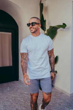 Genç, yakışıklı, Afro-Amerikalı, dışarıda poz veriyor..