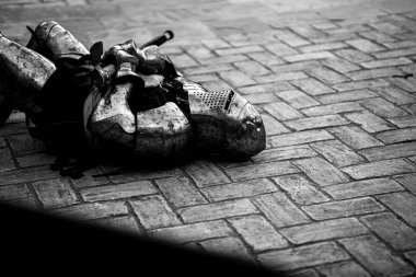 Sırt çantalı genç bir adamın siyah beyaz fotoğrafı.