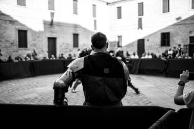 Adam ortaçağ kılıcı çalıyor.