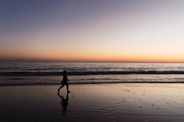 Kumsalda bir adam girer