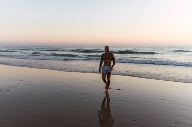 Kumsaldaki yakışıklı adam.