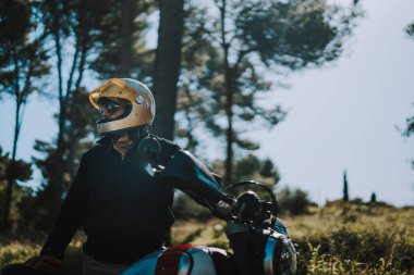 Genç adam sürme motosiklet