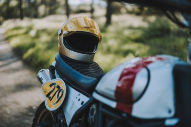 Kasklı motosiklet kaskı ve yolda motosiklet kaskı