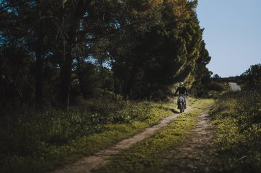 Ormanda bisiklet ile genç kadın