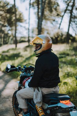 Genç adam sürme motosiklet