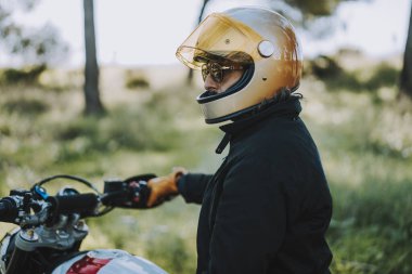 Ormanda motosikletli bir adam