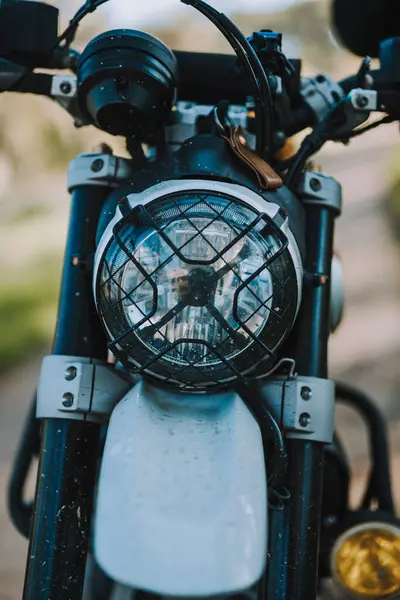 Bir motosikletin yakın plan görüntüsü.