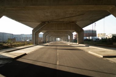 Akşamları inşaat halindeki beton yol.