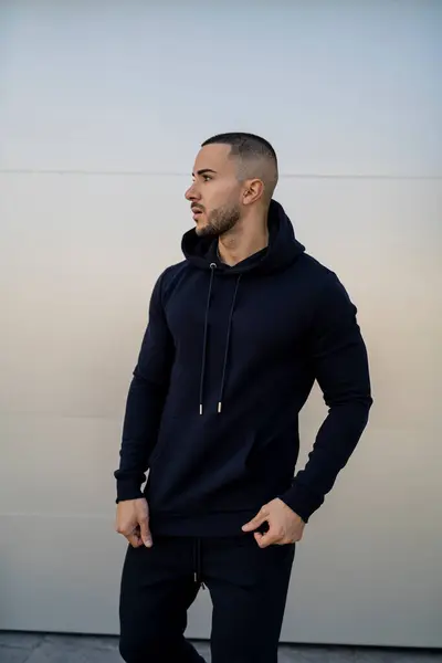 Şehir ortamında genç ve yakışıklı bir adam portresi..