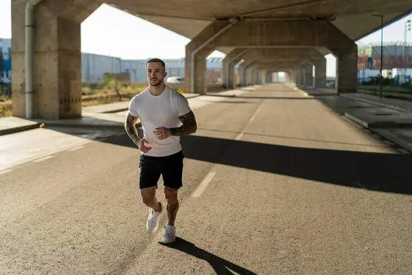 Sabahları koşan genç adamın portresi.