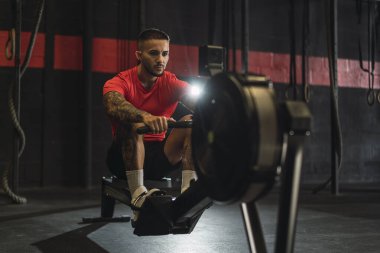 Genç adam bir bankta egzersiz yapıyor.