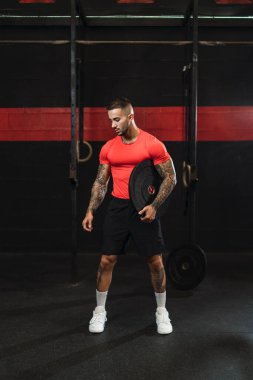 Spor salonundaki genç yakışıklı sporcu