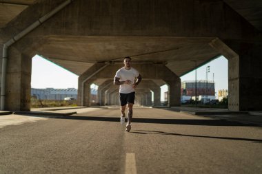 Genç sporcu sabahları dışarı koşuyor.