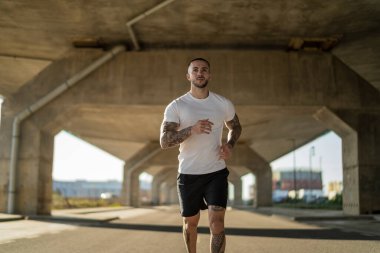 Şehirde sakallı genç bir sporcu