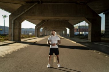 Genç sporcu sokakta koşuyor..