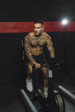 Spor salonunda egzersiz yapan bir adam.