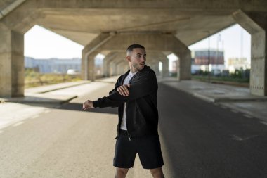 Köprüde poz veren adam