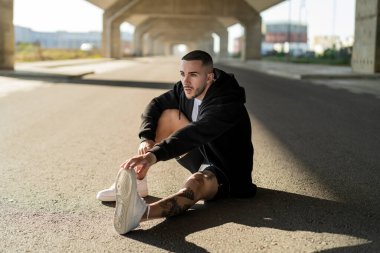 Şehir ortamında çalıştıktan sonra dinlenen yakışıklı bir gencin portresi.