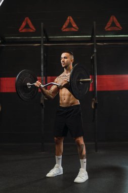 Kas genç adam geri jimnastik salonu için ağır egzersiz yaparak