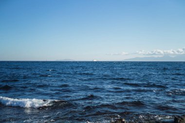 Deniz manzaralı bulutlar, ufuk, gökyüzü ve güneş. yüksek kaliteli fotoğraf