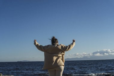 deniz kıyısındaki kız