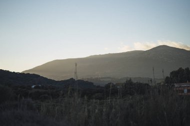 Dağın üstünde güzel bir gün batımı