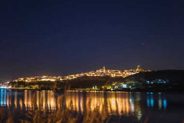 Gece eski kalenin manzarası