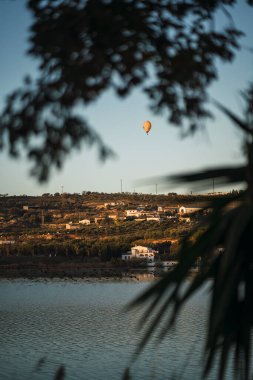 Dağlardaki nehirden manzara