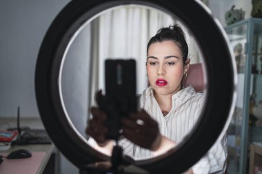 Aynada makyajlı genç bir kız