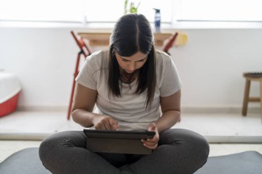 dijital tablet kullanan kadın