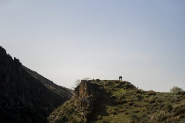 Bir insanın dağdaki dikey görüntüsü.