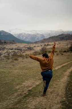 Dağlarda kadın, seyahat konsepti