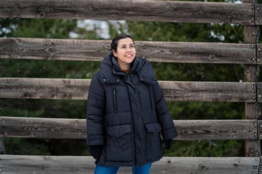 Güneşli bir günde, kış parkında ceketli güzel bir kadın.