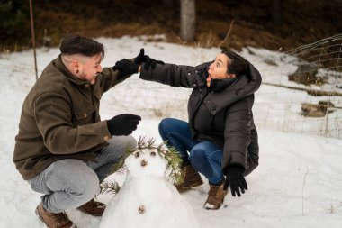 Erkek ve kadın kış ormanında