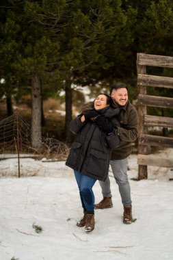 Bir adam ve bir kadın kış ormanında